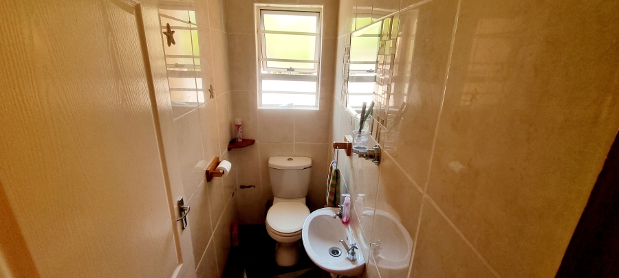 5 Bedroom Property for Sale in Beacon Bay North Eastern Cape